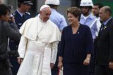 Františka přijela přivítat brazilská prezidentka Dilma Rousseffová, zatímco v ulicích na průjezd jeho automobilu čekaly tisíce věřících.