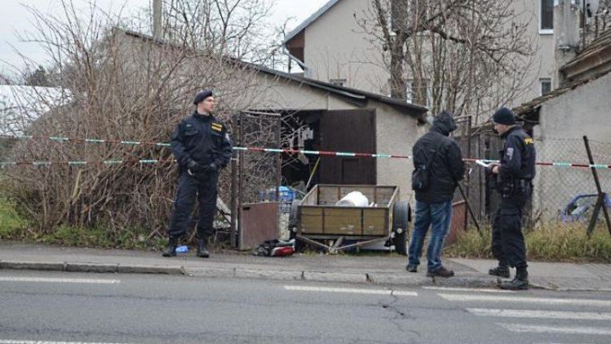 Policie před garáží v pražských Čimicích, v níž majitel postřelil zloděje do hlavy.