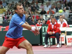 Pavel Vízner chodil často a rychle na síť, jak to umí ze čtyřher. Diváky v aréně jeho tenis velmi bavil.
