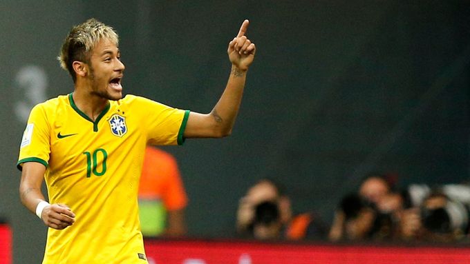 Neymar slaví gól v brazilském dresu.