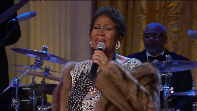 Křesťanskou píseň Amazing Grace zazpívala Franklinová také roku 2014 prezidentovi Obamovi.