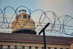 Věznice v Drahonicích se znovu otvírá. Ženy v ní budou mít k dispozici hřiště i posilovnu