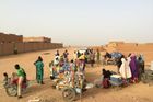 Auta je vysadila na Sahaře. Alžírsko vyhnalo do pouště 13 tisíc migrantů, bez vody zemřely i děti