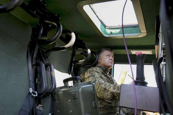 Ukrajinský prezident Petro Porošenko v obrněném vozidle armády.