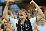 Německý fanoušek před utkáním jistě věří ve vítězství svého týmu.