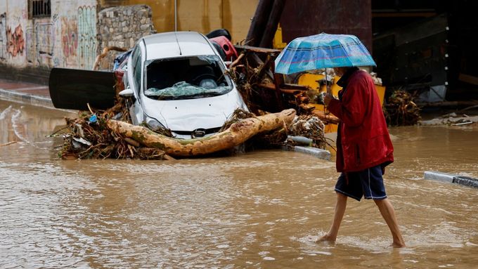 Po požárech přišly deště. V Řecku zabíjely povodně, za den napršelo až půl metru vody