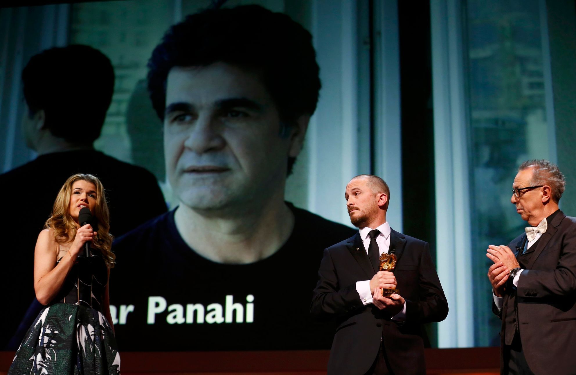 Předseda poroty Aronofsky drží Zlatého medvěda pro nejlepší film Taxi íránského režiséra Džafara Panahího.