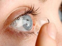 Nezapomeňte si kontaktní čočky vyměnit bezprostředně po plavání.