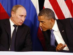 Vladimir Putin a Barack Obama během summitu G20 v mexickém Los Cabos.