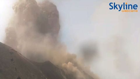 Silný výbuch italské sopky Stromboli zachytila webkamera