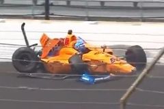 Video: Zeď přišla moc rychle. Alonso v tréninku v Indy utrhl McLarenu všechna kola