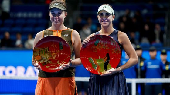 Linda Nosková a Belinda Bencicová po finále turnaje v Tokiu 2025