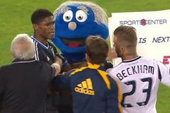 VIDEO Beckham kopl míč do 'simulanta'. Zápas si nezahraje