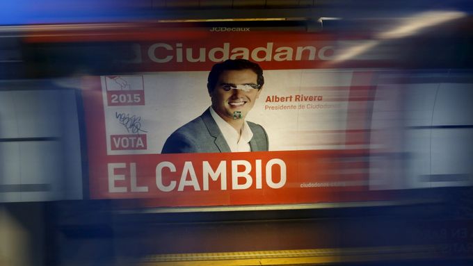 Čeká Španělsko změna? Volební plakát strany Ciudadanos v madridském metru s heslem El Cambio (změna).