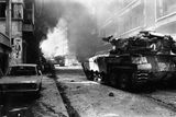 Izraelské tanky projíždějí centrem Bejrútu v létě 1982. Invaze si vyžádala mnoho obětí mezi civilisty a rezervovaně se k bombardování Bejrútu postavily i USA, největší izraelský spojenec.