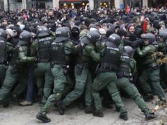 Policie vytlačuje v Drážďanech ze silnice levičáky, kteří protestovali proti demonstraci krajních pravičáků...