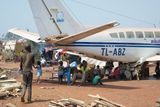Statisíce jich během posledního roku opustily své domovy. Mnozí se snaží najít útočiště jinde. V táboře M‘Poko na letišti v Bangui žije kolem 100 000 vysídlenců.