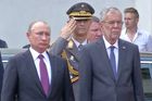 Rusko chce zrušit sankce, prohlásil Putin na návštěvě Rakouska