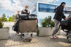 Obrazem: Vozíky plné kufrů, přepravky se psy. Zbylí vyhoštění Rusové opustili Česko
