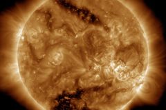 NASA znepokojuje dění na Slunci. Velká část korony potemněla
