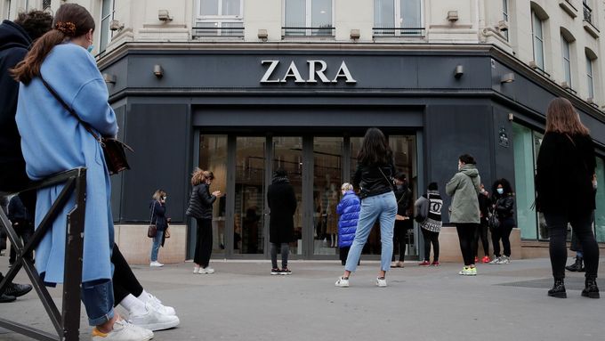 Lidé kvůli epidemii koronaviru dodržují doporučené rozestupy před prodejnou značky Zara ve Francii.