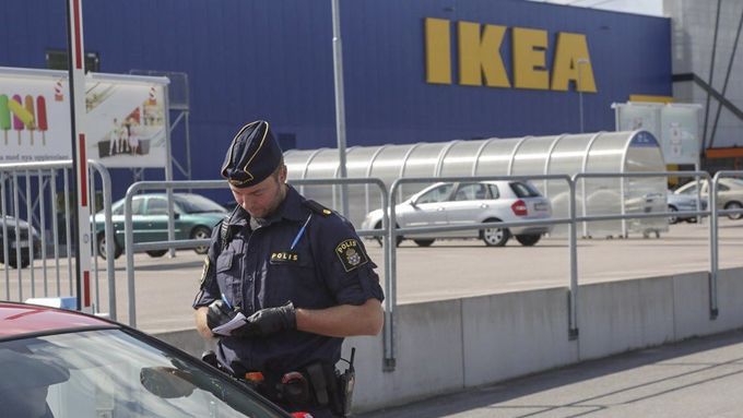 Policista před obchodním domem ve švédském městě Västeraas.