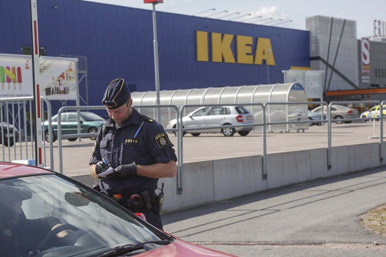 Švédský policista před obchodním domem Ikea ve Vasterasu