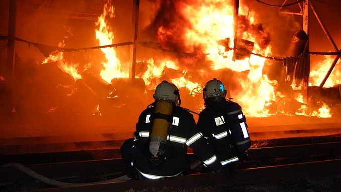 Oheň likviduje kolem 20 hasičských jednotek.