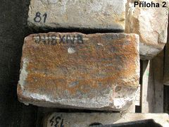 Jeden z nejstarších vyřazených kamenů s důlky pro kamenické kleště uložený ve skladu. 