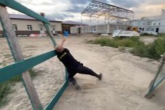 Opilý hlídač upadl, dělníci nikde. Rusko se baví videem z kontroly stavby školy
