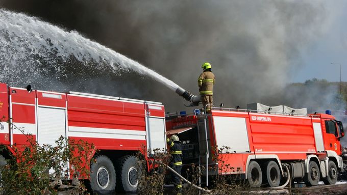 Záběry z požáru v Mochově.