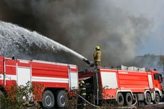 Hasiči zkrotili požár mrazíren v Mochově. Areál ale budou hlídat i v neděli