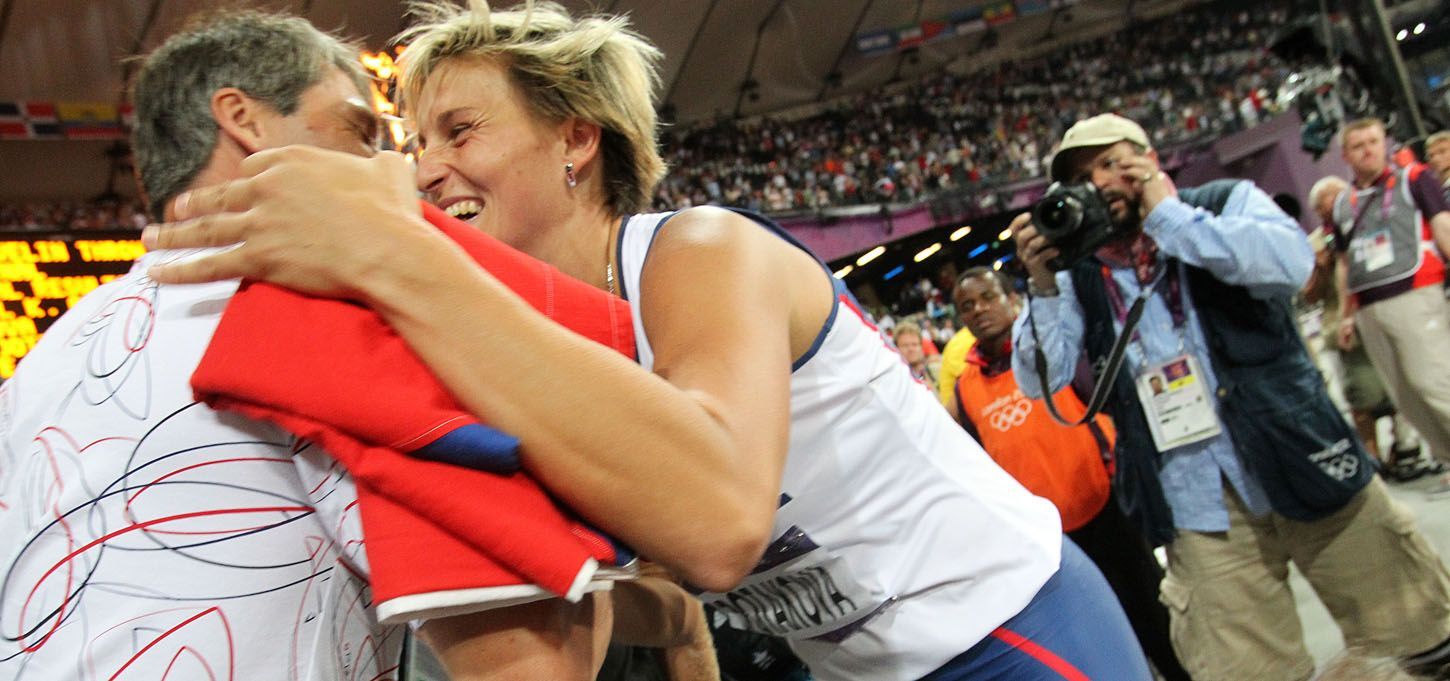 Barbora Špotáková slaví se svým trenérem Janem Železným po vítězství ve finále oštěpu na OH 2012