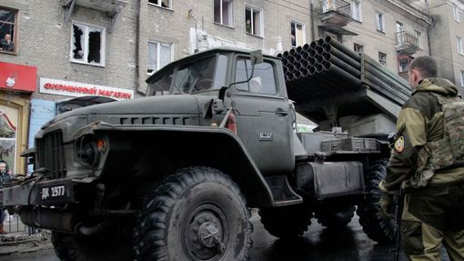 Separatisty vlastněný raketový systém Grad v ulicích Doněcku.