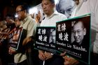 Smrt disidenta Liou Siao-poa svlékla Zemana, Sobotku i Zaorálka donaha