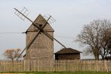Dřevěný větrný mlýn z roku 1810 zvaný Rabbův podle posledního majitele, který tu mlel.