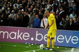 Villareal se nemohl těšit přízni anglických fans. Borju Valera zasypaly kelímky.