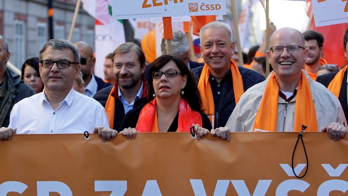 Kampaň, která nefungovala. Politici ČSSD na pochodu Prahou za vyšší platy, říjen 2017.