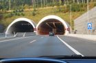 Nehoda kamionu v tunelu Valík u Plzně dopoledne dočasně zastavila provoz na D5