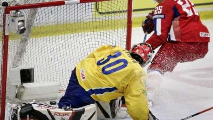 Ruský hokejista Igor Makarov (vpravo) vstřelil v semifinále MS hokejistů do 20 let do sítě švédského brankáře Jhonase Enerotha.