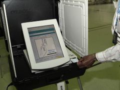 Volič zasune svou volební kartičku a stroj je připraven zaznamenat jeho volbu.
