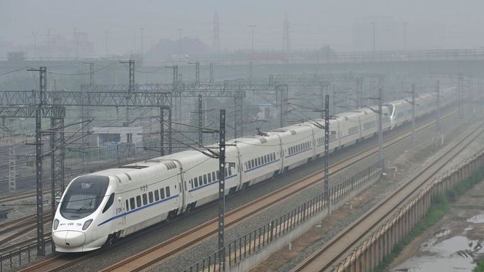 Čínské ministerstvo železnic snižuje kvůli bezpečnosti rychlost supervlaků z 350 na 300 km/h.