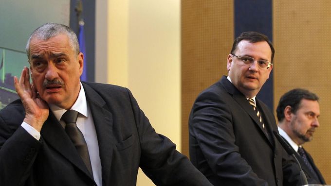 Lídři koalice (zleva doprava) Karel Schwarzenberg (TOP 09), Petr Nečas (ODS) a Radek John (VV) po jednání vlády. Snímek z 10. 4. 2012.