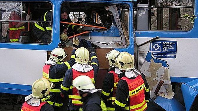 Snímek z 11. dubna, kdy hasiči vyprošťovali mrtvé a zraněné po čelní srážce tramvají na lince č. 5 v Ostravě