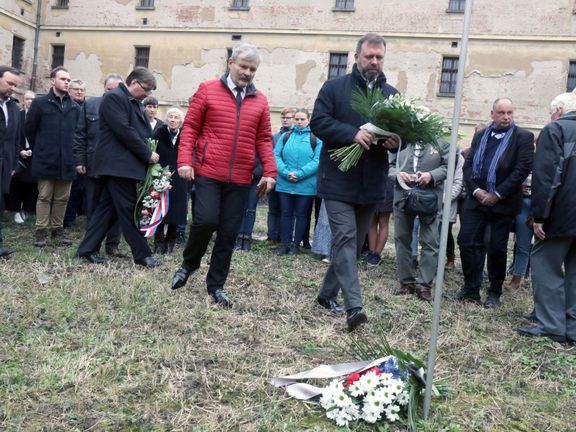 V místech, kde patrně stála šibenice, uctili památku obětí starosta Uherského Hradiště Stanislav Blaha a místostarosta Ivo Frolec