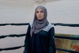 Haseebah žije ve Smethwicku nedaleko Birminghamu a je podle fotografa první trenérkou boxu s hidžábem. "Získala medaili Commonwealthu za to, že se jí podařilo změnit pravidla boxu v Británii tak, aby při něm byla ženám povolena pokrývka hlavy," uvádí fotograf.