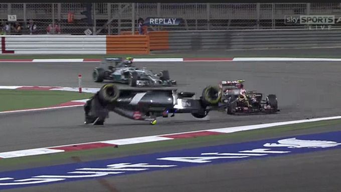Pastor Maldonado narazil v GP Bahrajnu 2014 do Estebana Gutiérreze tak tvrdě, až se Mexičanův Sauber otočil ve vzduchu.