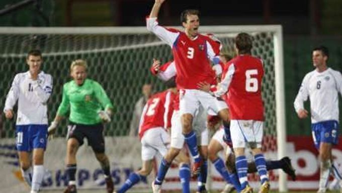 Čeští fotbalisté do 21 let (v červeném) slaví postup z baráže proti Bosně a Hercegovině v Sarajevu.