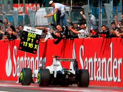 Rubens Barrichello si jede pro vítězství na okruhu v Monze.