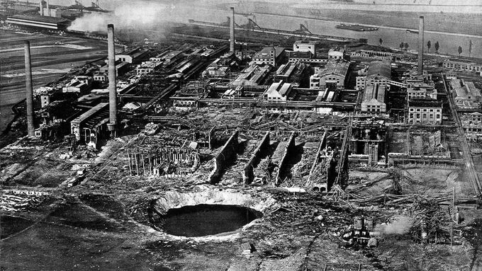 K výbuchu došlo při uvolňování ztvrdlé směsi síranu amonného a dusičnanu amonného, která se v obřích silech stávala prakticky neoddělitelnou masou.